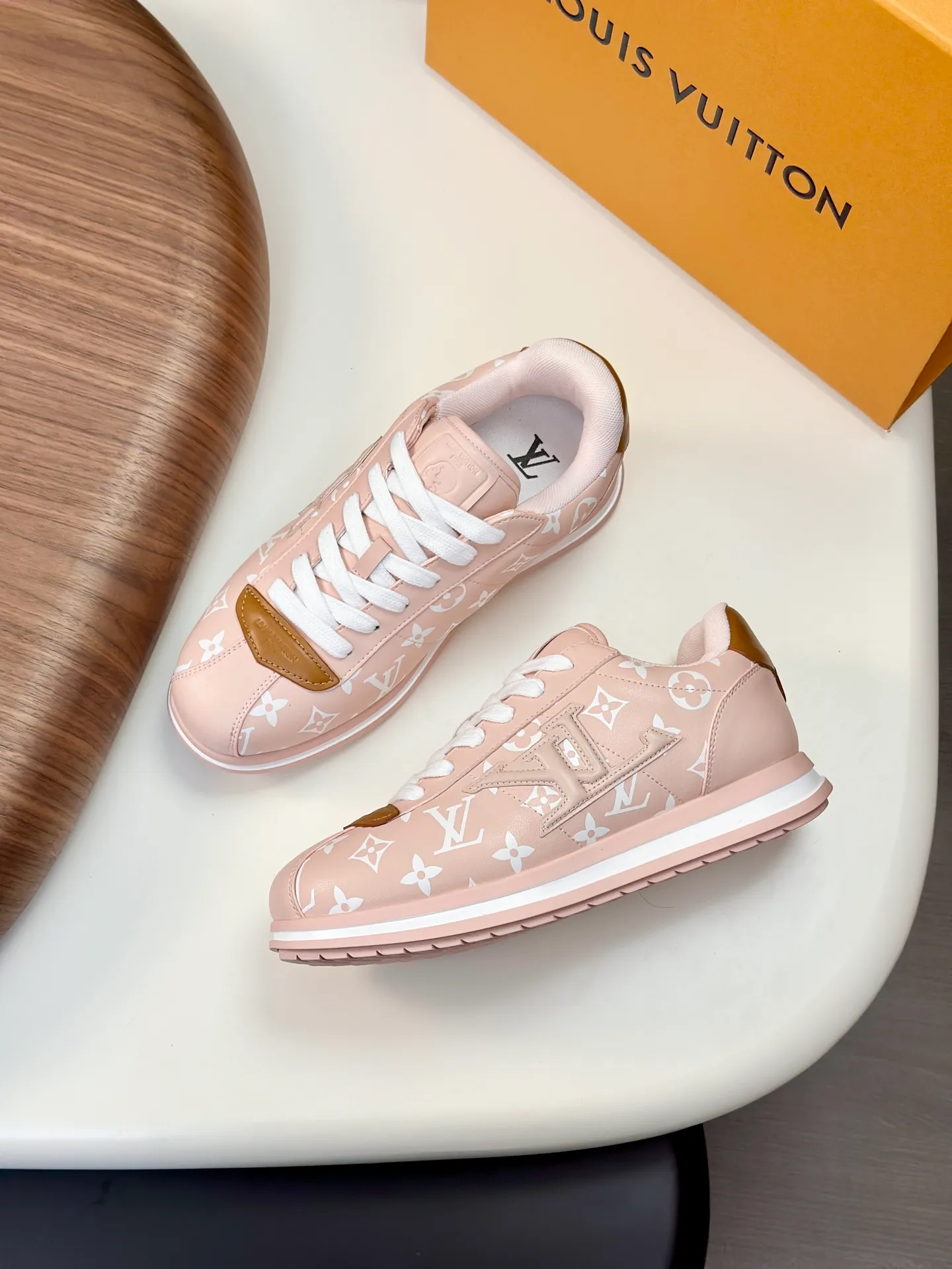 Factory direct sale ¥700💰Full set of packaging💰Top version LV-Louis Vuitton-Classic catwalk new style 1:1 developed replica of the original version! ! The upper foot is very comfortable. It is made of luxurious materials and fine workmanship. The midsole is printed with English letters "Made in Europe". The upper is made of calfskin imported from Italy. The side is decorated with the brand's LOGO and signature. The latest latex foot pads and mesh lining make the foot feel super comfortable. The original two-color TPU combination outsole is specially provided by the original factory. Bag technology Goodyear stitched edges Fabric: Exclusive custom first-layer cowhide Accessories: Exclusive private model Vuitton logo, lining: Customized silk mesh lining - first-layer silk cowhide lining Outsole: TPU combination outsole wear-resistant, non-slip and anti-yellowing Foot pads: new latex pads-mesh sweat-absorbent Counter technology: fully computerized sewing machine wire drawing Toe box back cover Hot and cold shaping Full set of pull-top last with medium and low logo pattern Counter packaging - Shoelaces, certificates, cards, instructions, certificates of quality, dust bags, the most comprehensive packaging on the Internet, men's size 339-44 (38/45 custom-made, non-refundable!